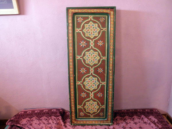 Traditional hand painted wooden cabinet,. Foto 2