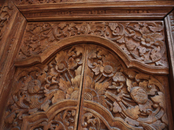 Puerta de madera labrada artesanalmente en Bali - 1000 eur. - Antigüedades  Taracea de Damasco - Joyería Étnica QAF