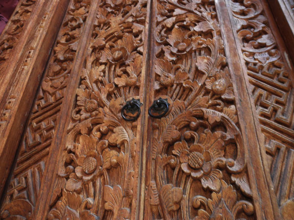 Wooden door hand carved in Bali. Foto 3