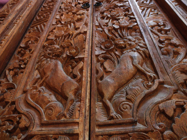 Puerta de madera labrada artesanalmente en Bali. Foto 4