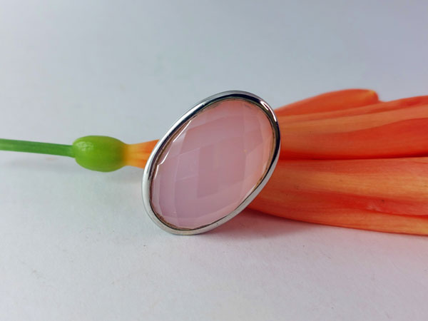 Sterling silver and faceted pink chalcedony ring.. Foto 1