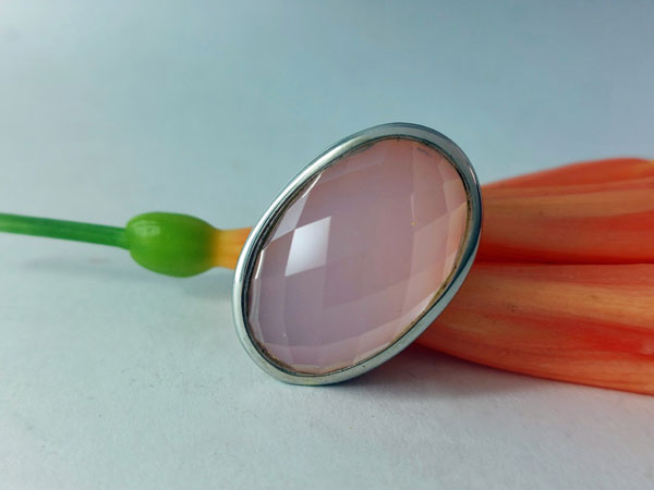 Sterling silver and faceted pink chalcedony ring.. Foto 2