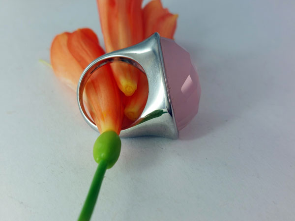 Sterling silver and faceted pink chalcedony ring.. Foto 4
