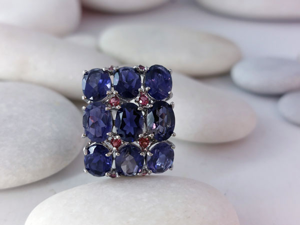 Silver ring with Iolite and Rhodolite Garnet gems.. Ref. AQB