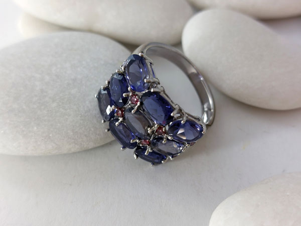 Silver ring with Iolite and Rhodolite Garnet gems.. Foto 2