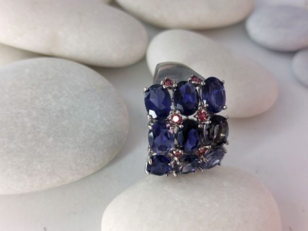 Silver ring with Iolite and Rhodolite Garnet gems.. Foto 3