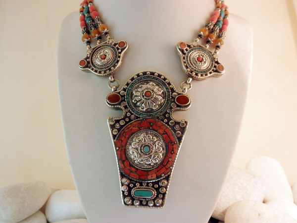 Collar etnico de joyeria artesanal.. Foto 1