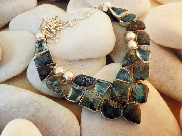 Collar etnico artesanal de plata, Azurita y Topacio azul y perlas.. Foto 1