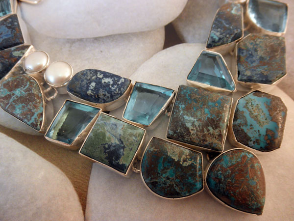 Collar etnico artesanal de plata, Azurita y Topacio azul y perlas.. Foto 5