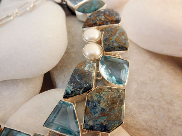 Collar etnico artesanal de plata, Azurita y Topacio azul y perlas.. Foto 6