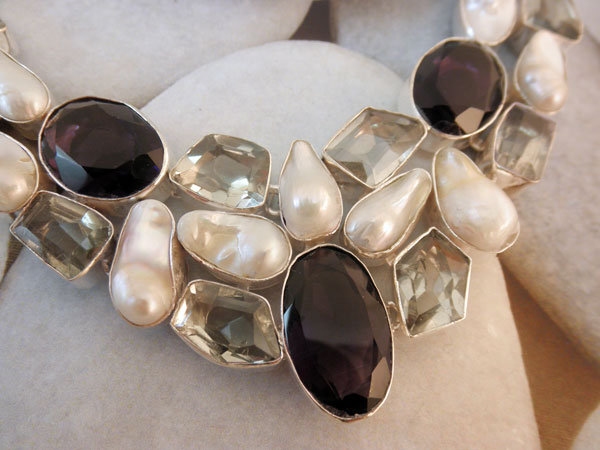 Collar artesanal de plata con gemas Amatistas verdes, violetas y perlas naturales.. Foto 1