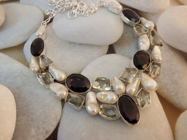 Collar artesanal de plata con gemas Amatistas verdes, violetas y perlas naturales.. Foto 2