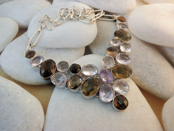 Collar artesanal de plata y gemas de Topacio de distintas tonalidades.. Foto 1