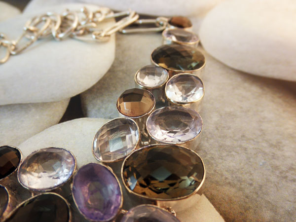 Collar artesanal de plata y gemas de Topacio de distintas tonalidades.. Foto 4