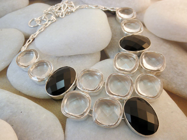 Collar artesanal de plata, gemas de Topacio blanco y Espinela negra.. Foto 2