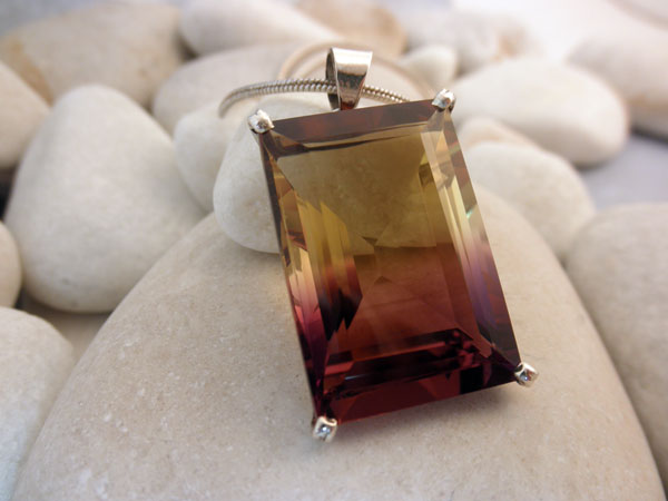 Ametrin Quartz gemstone from Bolivia crimped in silver pendant.. Foto 1