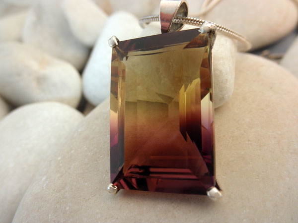 Ametrin Quartz gemstone from Bolivia crimped in silver pendant.. Foto 2