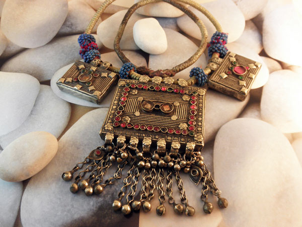 Antiguo collar tradicional con tres recipientes "tawis" para guardar amuletos.. Foto 1