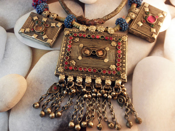 Antiguo collar tradicional con tres recipientes "tawis" para guardar amuletos.. Foto 2