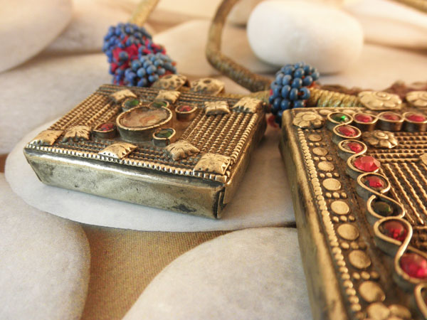 Antiguo collar tradicional con tres recipientes "tawis" para guardar amuletos.. Foto 3