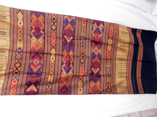 Traditional silk hand-embroidered shawl from Northern Laos.. Foto 1