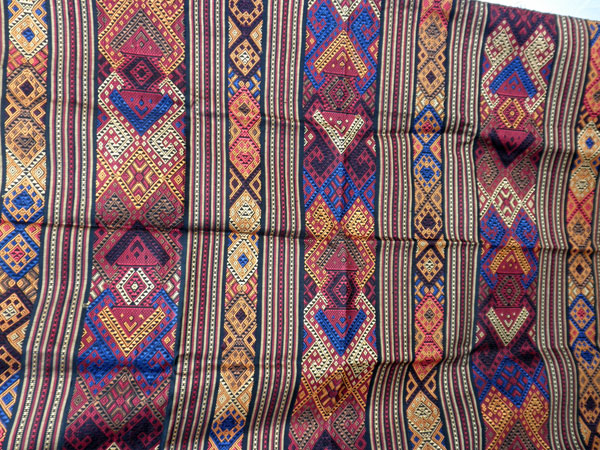 Traditional silk hand-embroidered shawl from Northern Laos.. Foto 2