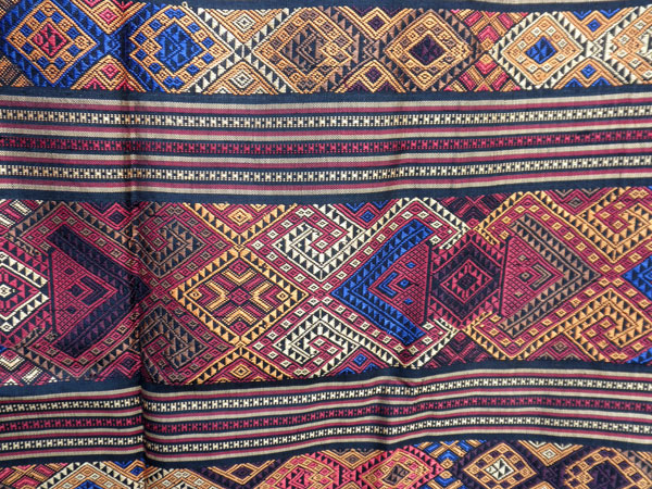 Traditional silk hand-embroidered shawl from Northern Laos.. Foto 3