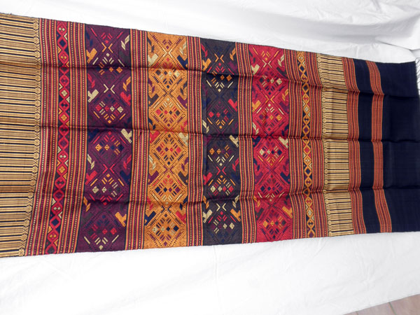 Traditional silk hand-embroidered shawl from Northern Laos.. Foto 1