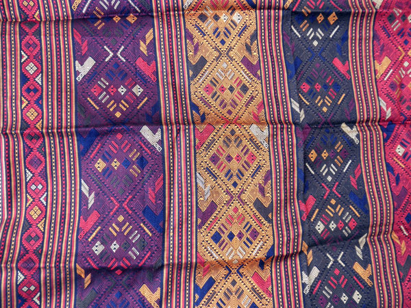 Traditional silk hand-embroidered shawl from Northern Laos.. Foto 2