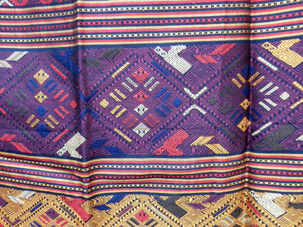 Traditional silk hand-embroidered shawl from Northern Laos.. Foto 3