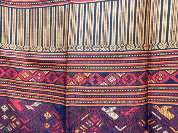 Traditional silk hand-embroidered shawl from Northern Laos.. Foto 4