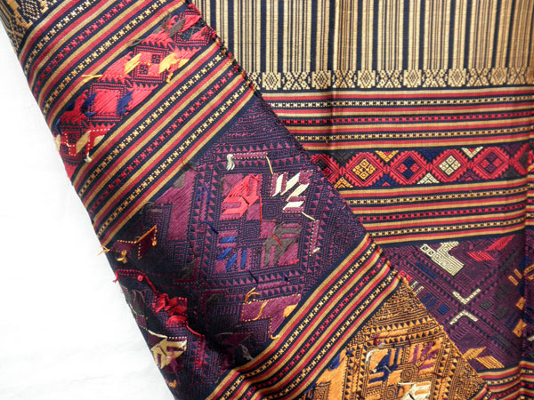 Traditional silk hand-embroidered shawl from Northern Laos.. Foto 6