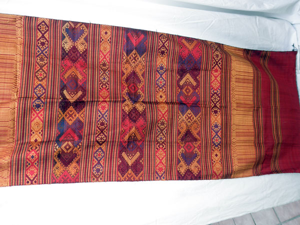 Traditional silk hand-embroidered shawl from Northern Laos.. Foto 1