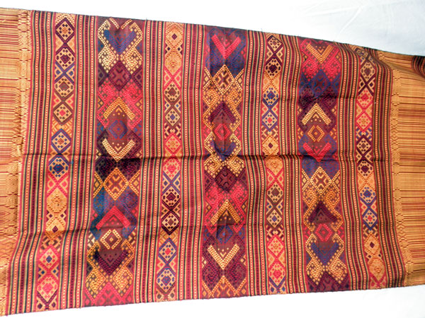 Traditional silk hand-embroidered shawl from Northern Laos.. Foto 2