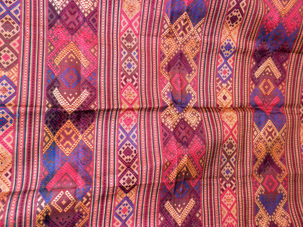 Traditional silk hand-embroidered shawl from Northern Laos.. Foto 3