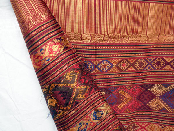 Traditional silk hand-embroidered shawl from Northern Laos.. Foto 4