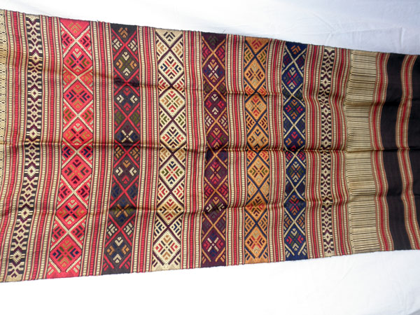 Chal tradicional de seda bordado a mano. Laos. Ref. CFE