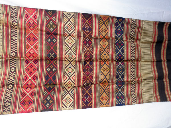 Traditional silk hand-embroidered shawl from Northern Laos.. Foto 1