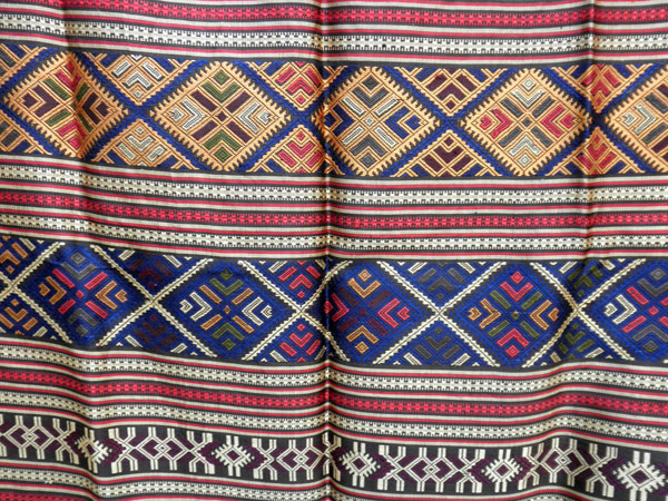 Traditional silk hand-embroidered shawl from Northern Laos.. Foto 5