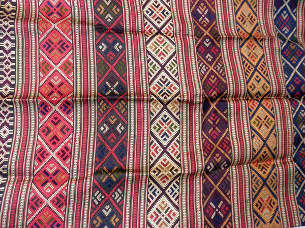 Traditional silk hand-embroidered shawl from Northern Laos.. Foto 6