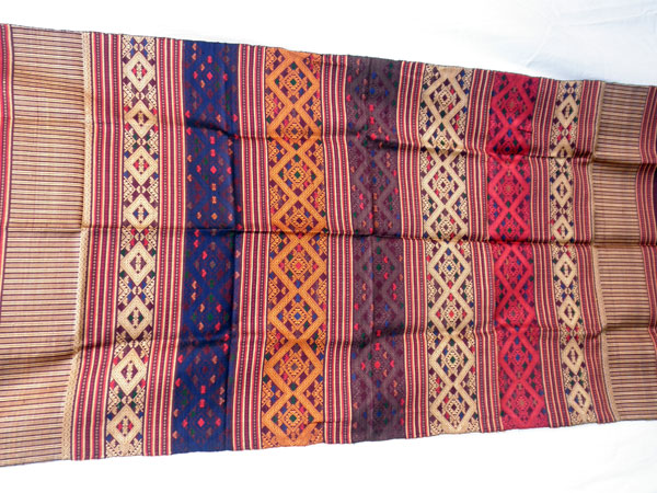 Traditional silk hand-embroidered shawl from Northern Laos.. Foto 1