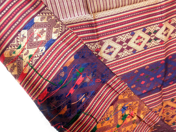 Traditional silk hand-embroidered shawl from Northern Laos.. Foto 2