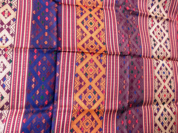 Traditional silk hand-embroidered shawl from Northern Laos.. Foto 3