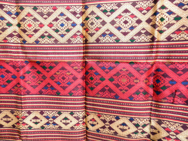 Traditional silk hand-embroidered shawl from Northern Laos.. Foto 4