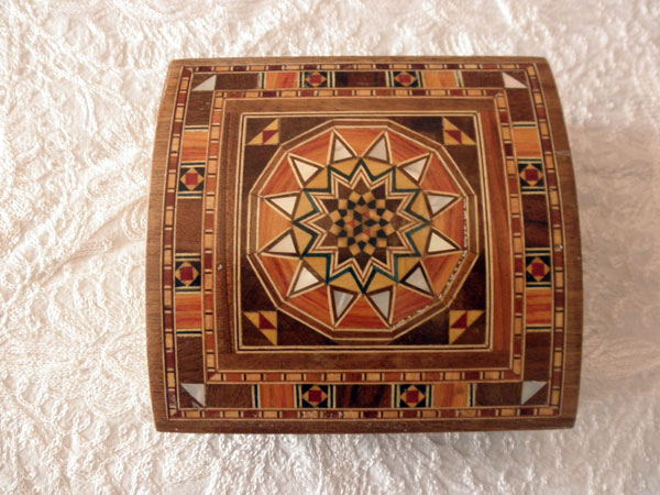 Damascene wooden inlay trunk box. Foto 1