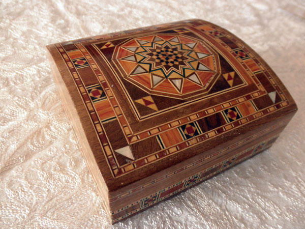 Damascene wooden inlay trunk box. Foto 2