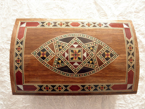 Damascene wooden inlay trunk box. Foto 1