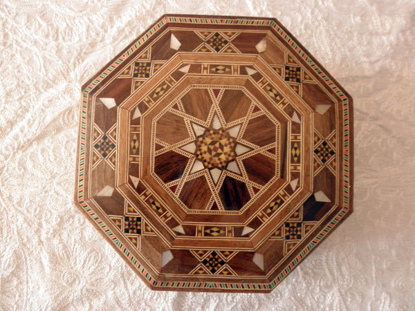 Damascene octagonal wooden inlay box.. Foto 1