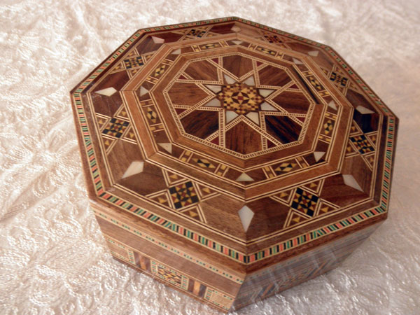 Caja octogonal de taracea de Damasco.. Foto 2