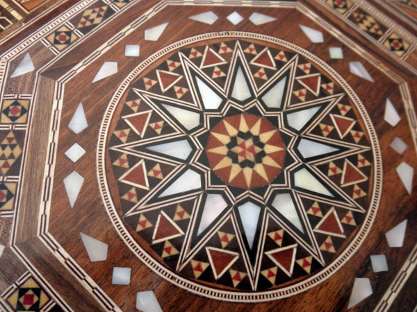 Caja octogonal de taracea de Damasco.. Foto 1